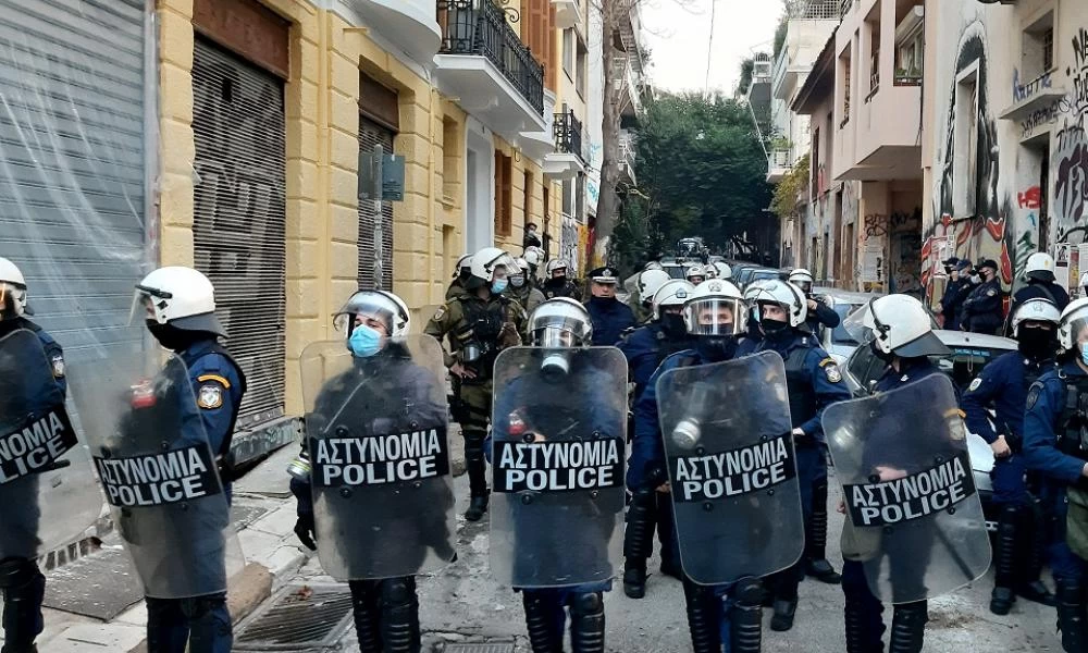 Εξάρχεια: Βρέθηκαν και κατασχέθηκαν 20 βόμβες μολότοφ
